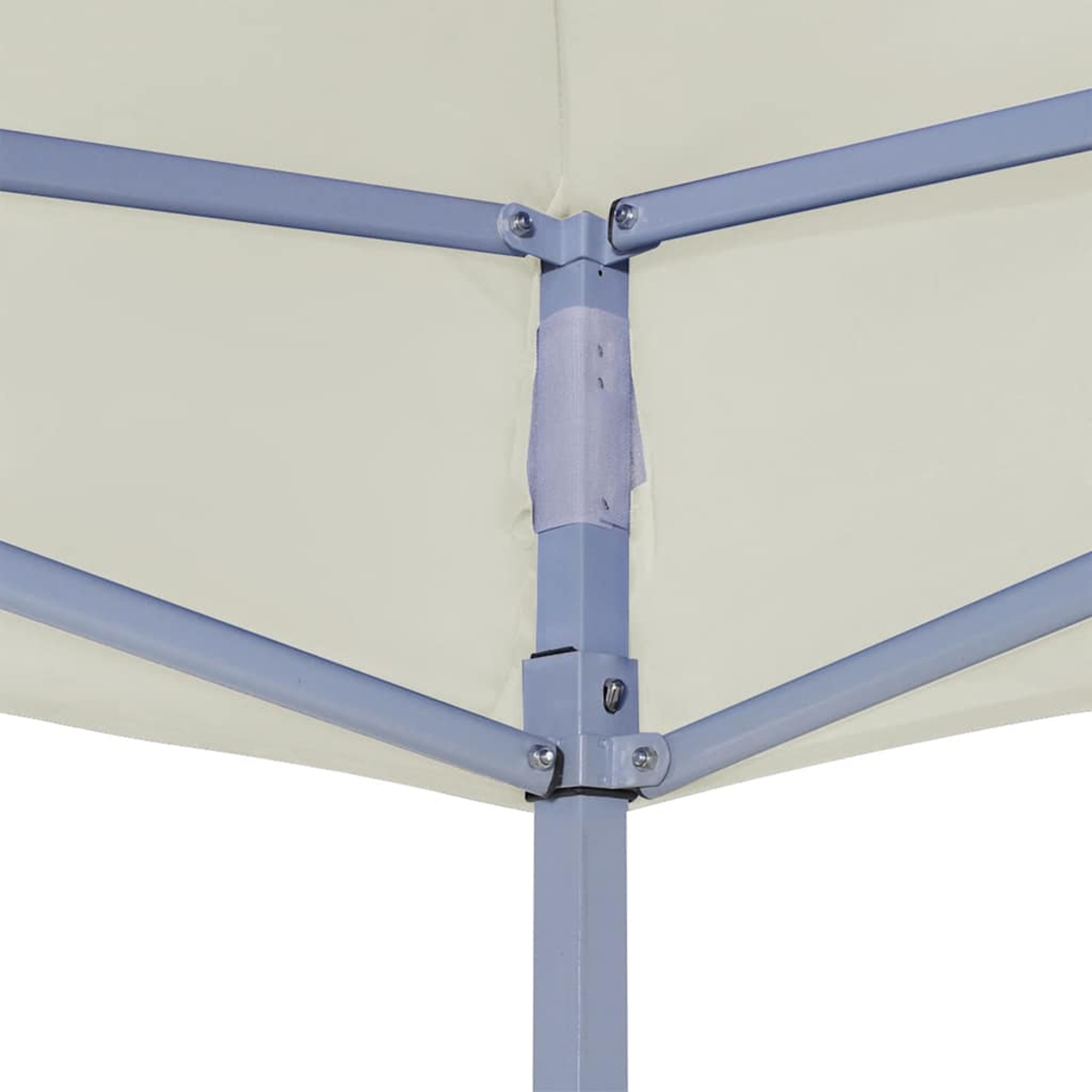Primo piano di un angolo di tenda da sole color crema con pali del telaio in metallo grigio e fissaggi.