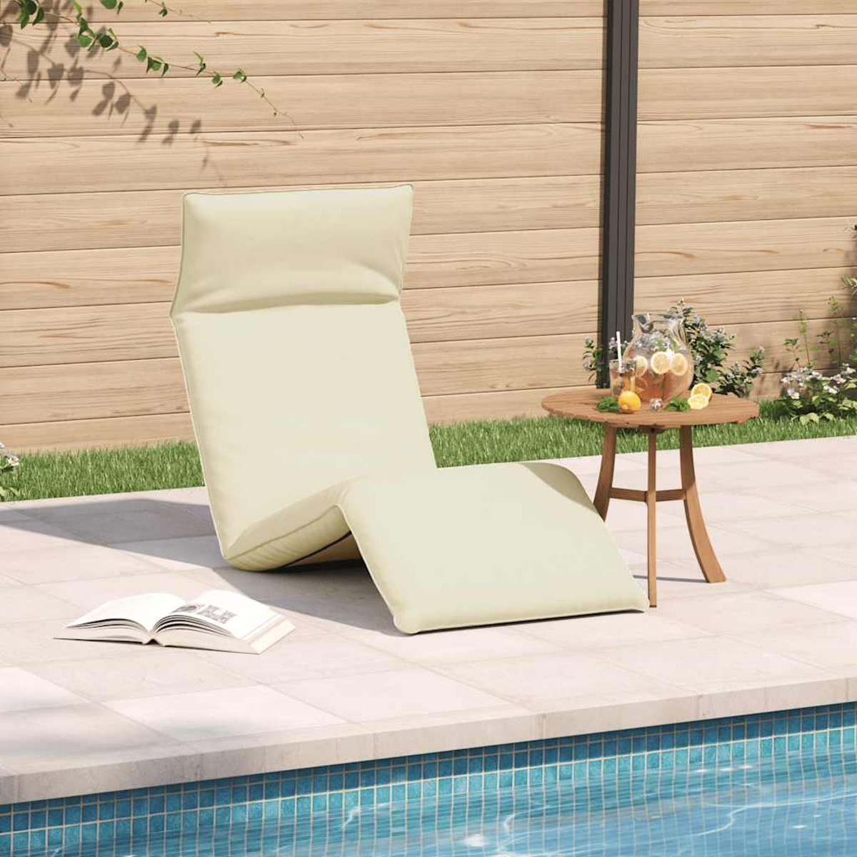 Una chaise longue color crema vicino a una piscina con un tavolino che regge una brocca di limonata.