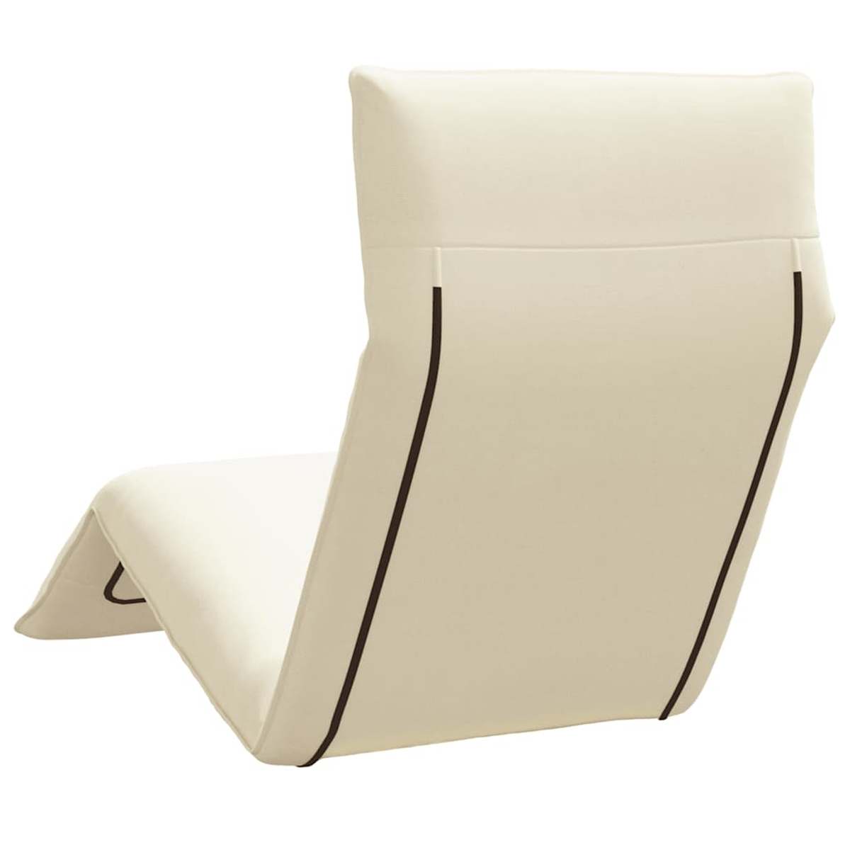 Una poltrona beige con un moderno design pieghevole e linee d'accento scure.