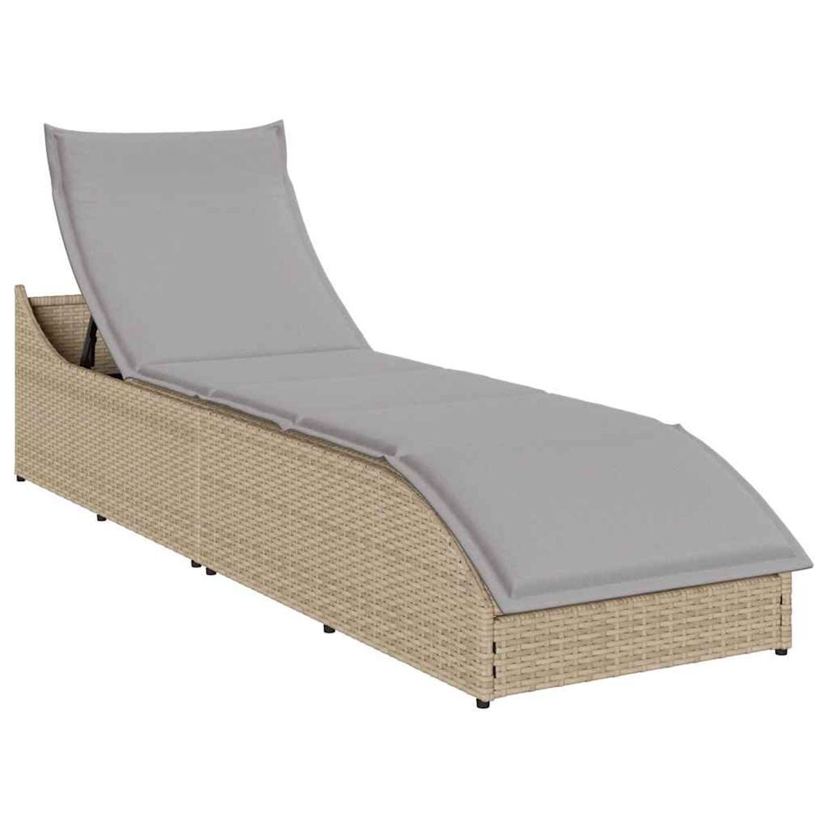 Ein heller Rattan-Liegestuhl mit verstellbarer grauer Liegefläche.