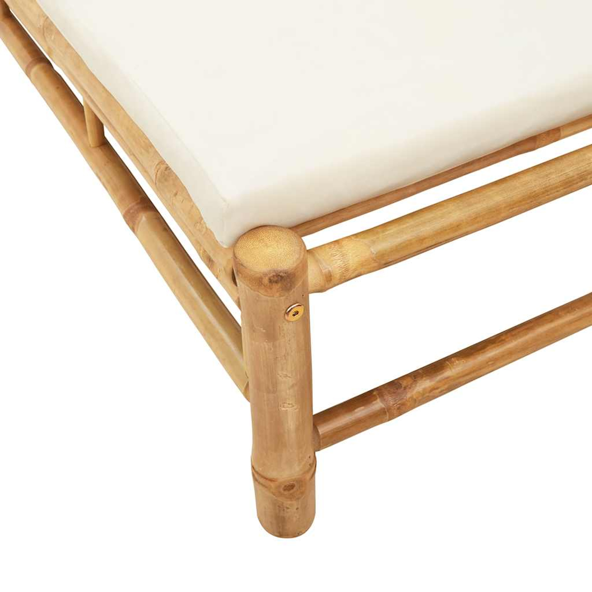 Primo piano di un cuscino bianco su un letto con struttura in bambù.