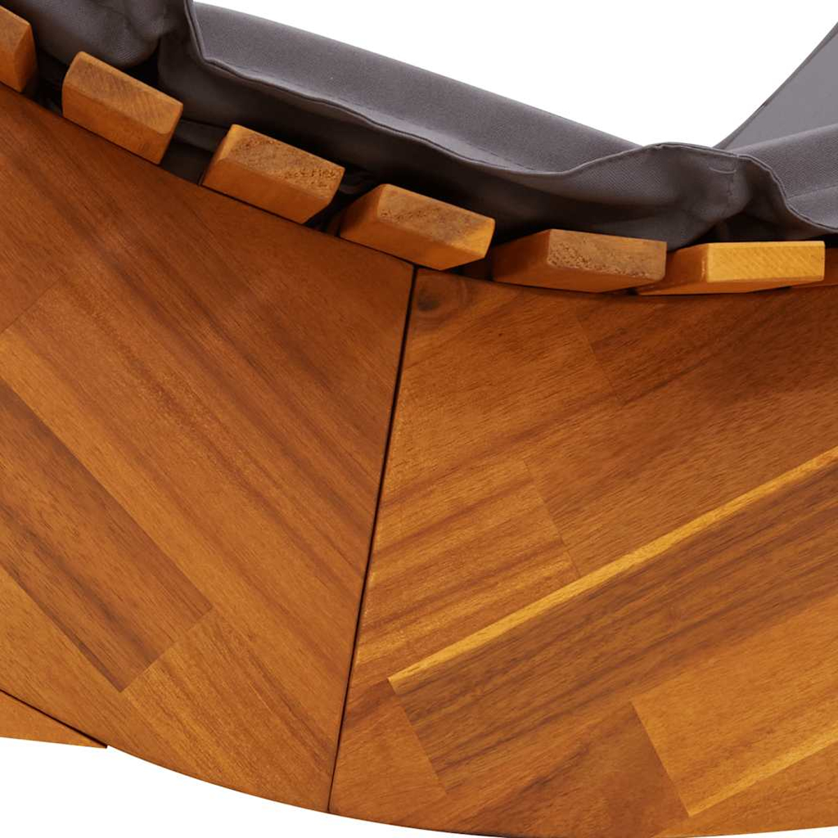 Primo piano di doghe di legno sotto tessuto scuro, che formano una superficie curva.