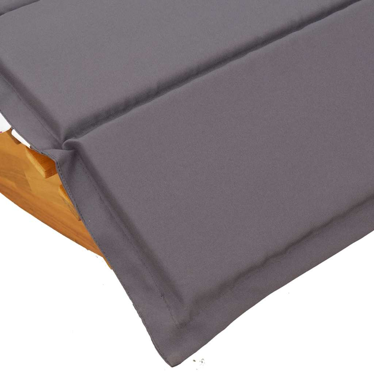 Cuscino grigio su sedia di legno.