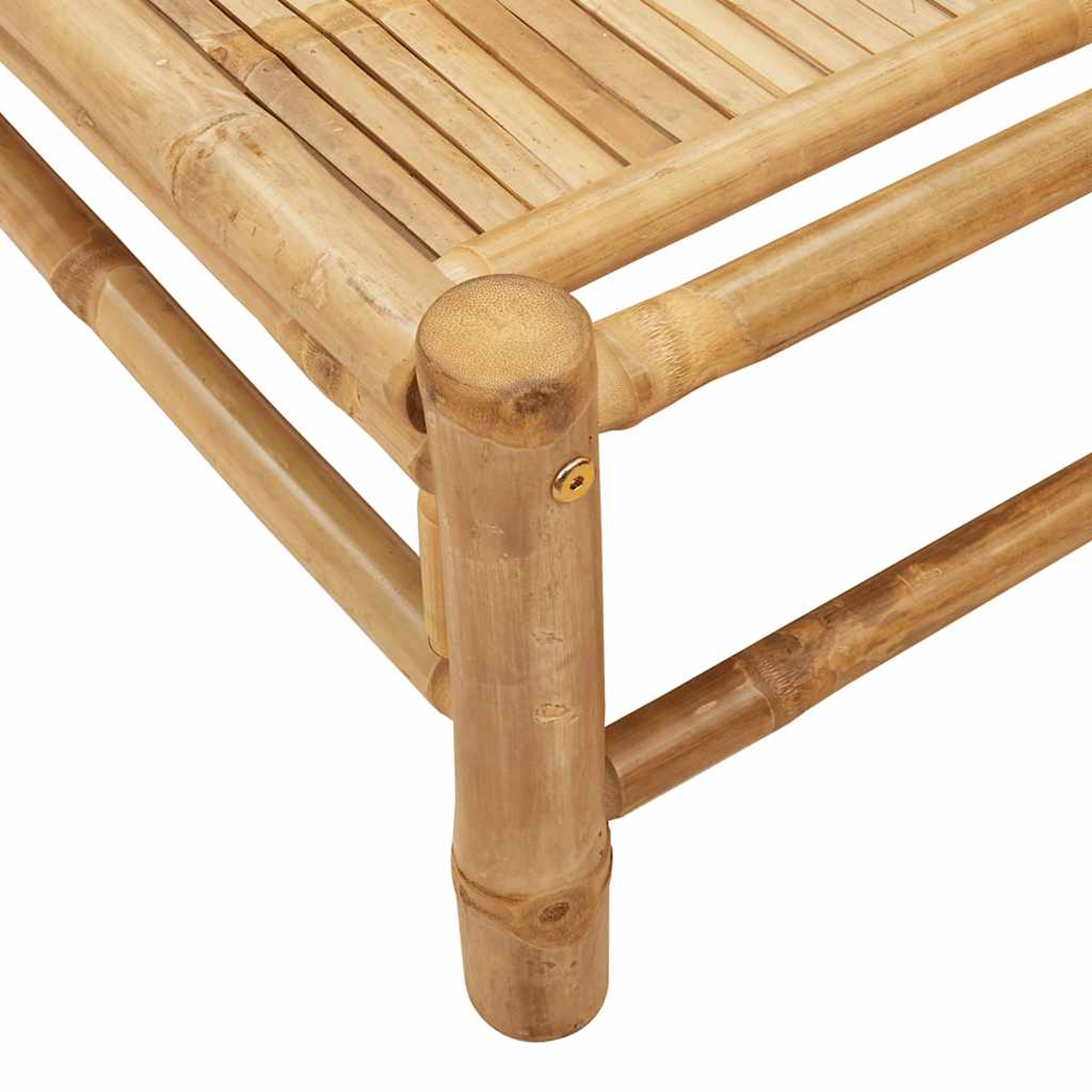 Primo piano di un tavolo in bambù, che mostra giunture e gambe.