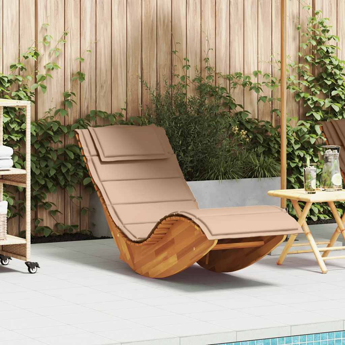 Una sdraio a dondolo in legno con cuscino beige si trova su un patio.