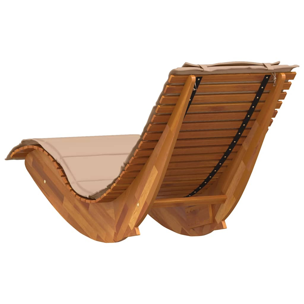 Una sdraio in legno marrone con cuscino beige su sfondo bianco.