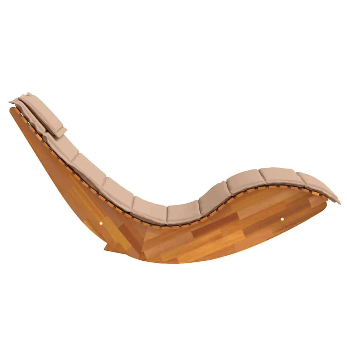 Una sdraio curva in legno con cuscini beige, isolata su sfondo bianco.