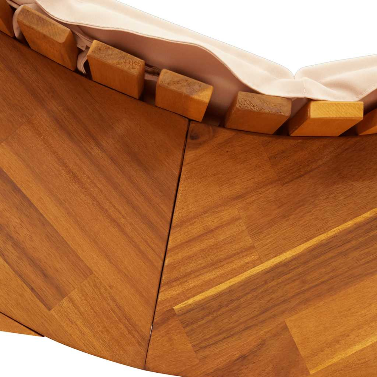 Superficie in legno con venature visibili e copertura in tessuto beige chiaro.