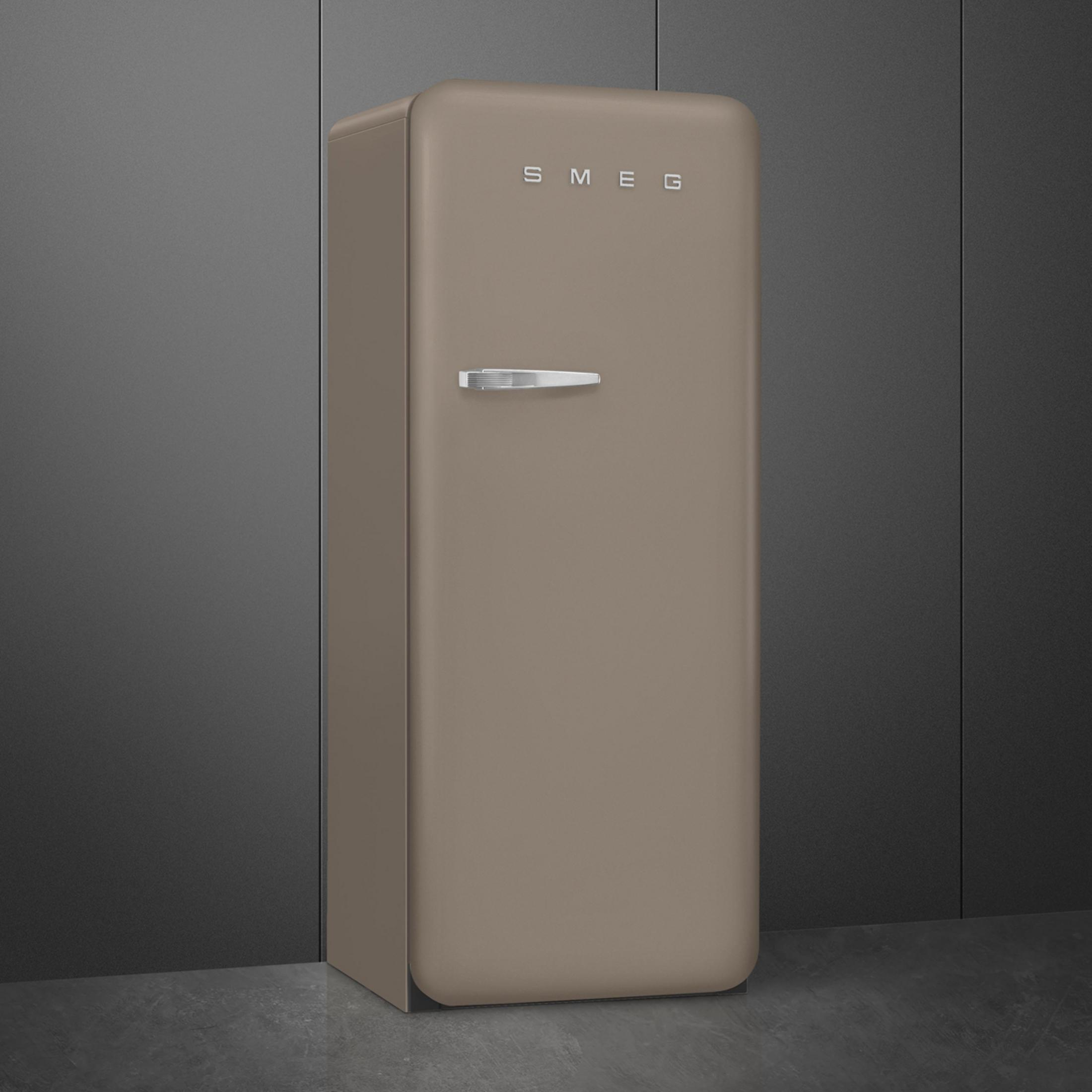 Un frigorifero SMEG color tortora con maniglia argentata su pavimento scuro.