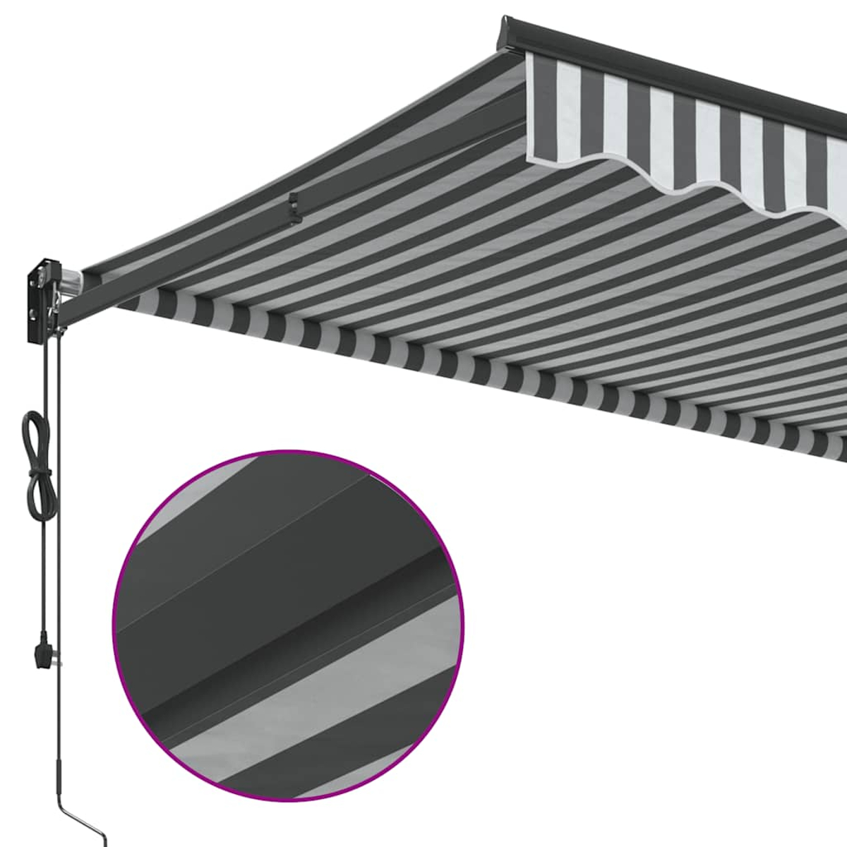 Un tessuto da tenda da sole esteso con strisce grigie e bianche.