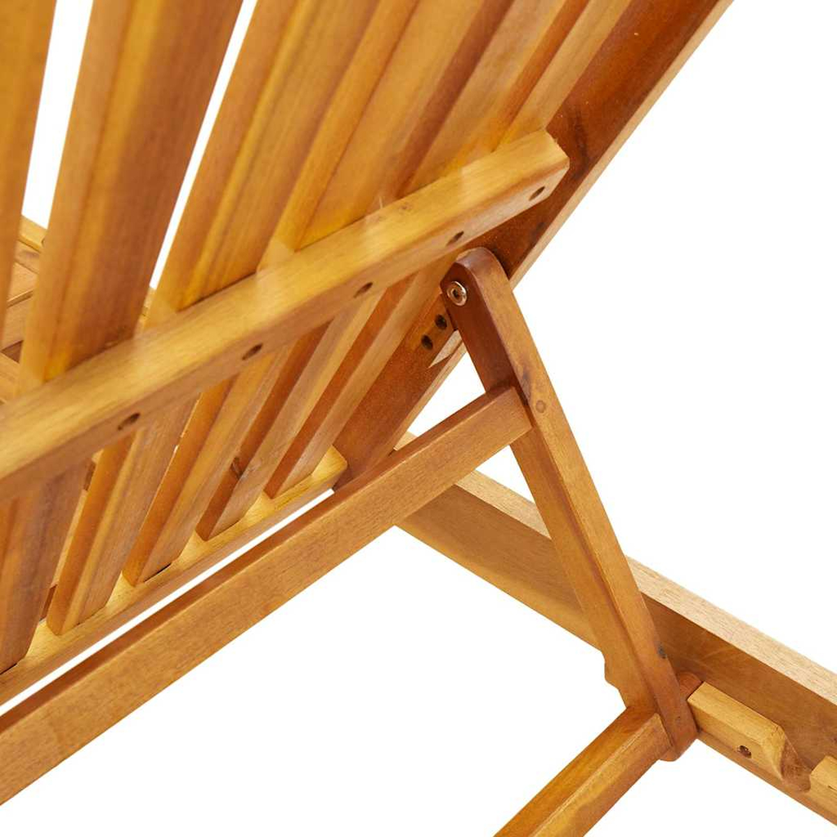 Primo piano della struttura in legno di una sdraio con doghe e supporti.