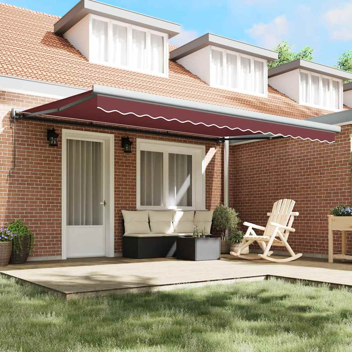 Casa in mattoni con tenda rossa su un patio. Visibile una sedia a dondolo e posti a sedere.