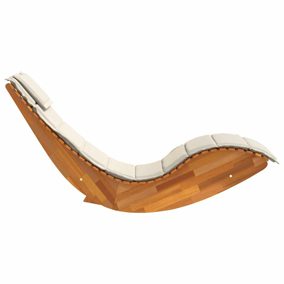 Ein hölzerner Schaukelstuhl mit weißen Polstern in geschwungener Form.