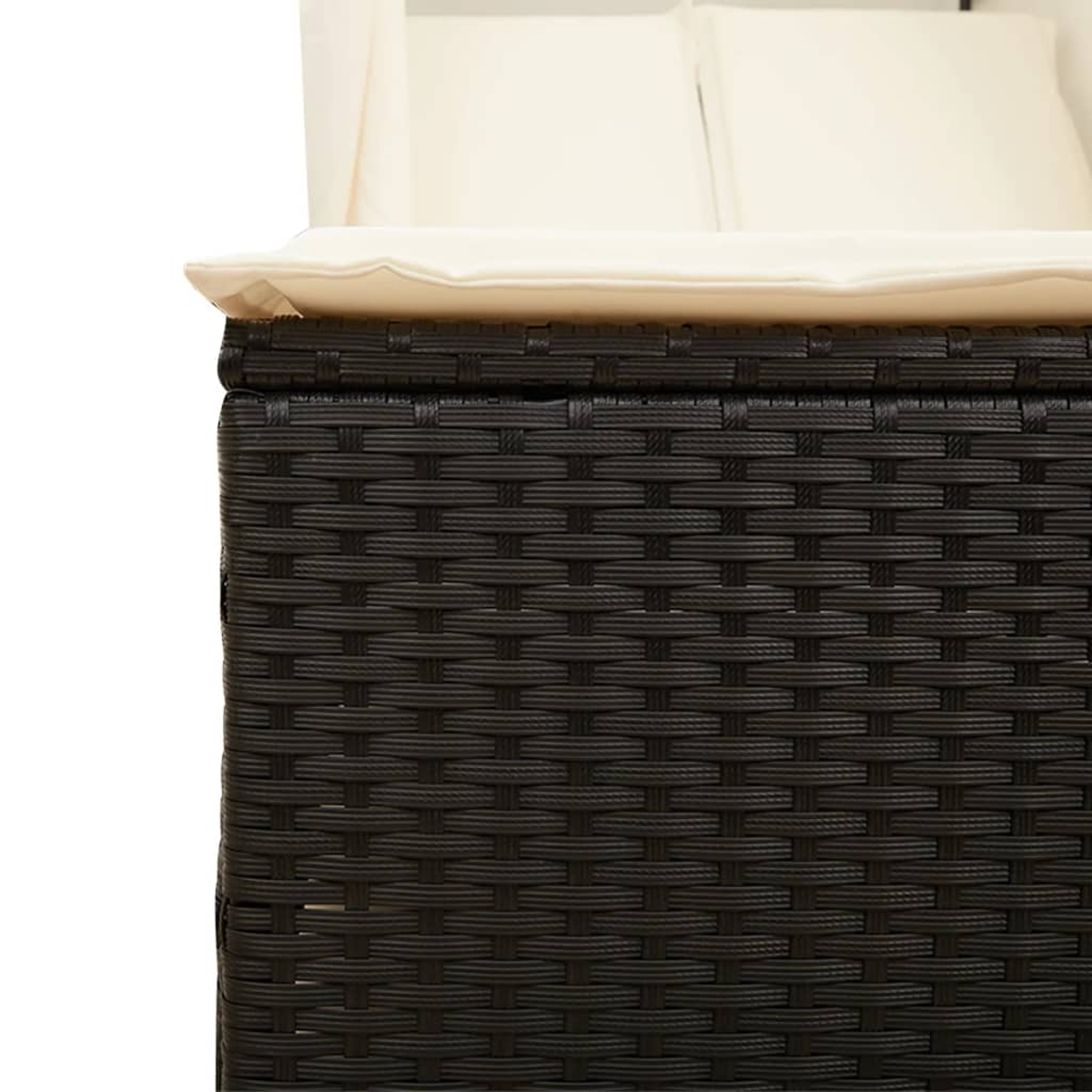 Angolo divano in rattan marrone scuro con cuscini color crema.