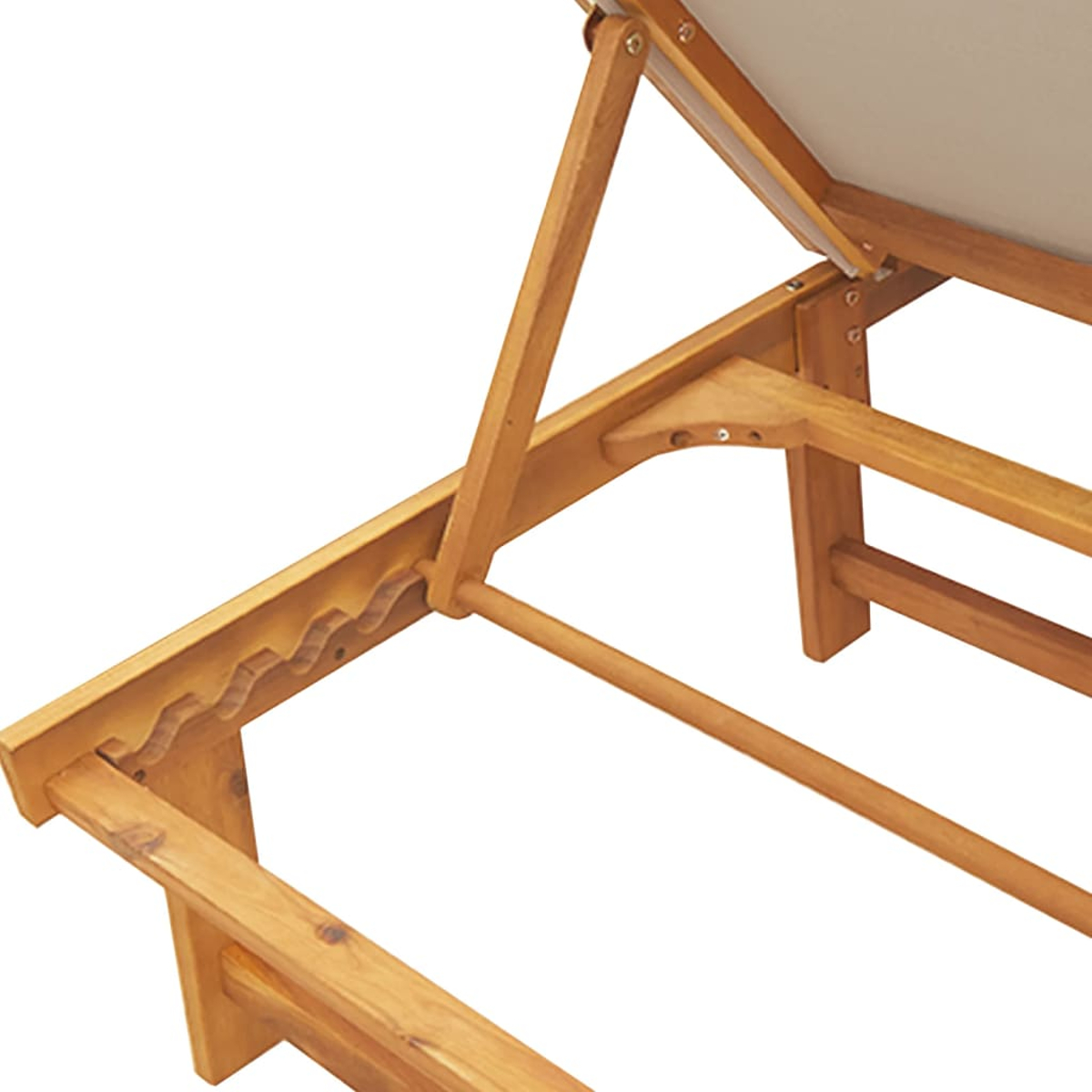Primo piano del telaio in legno di una sdraio con schienale regolabile.