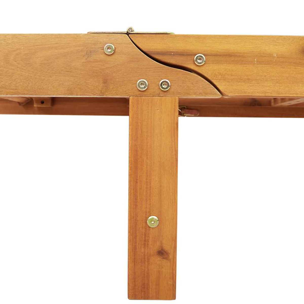 Nahaufnahme der Holzkonstruktion mit Metallscharnieren und Schrauben.