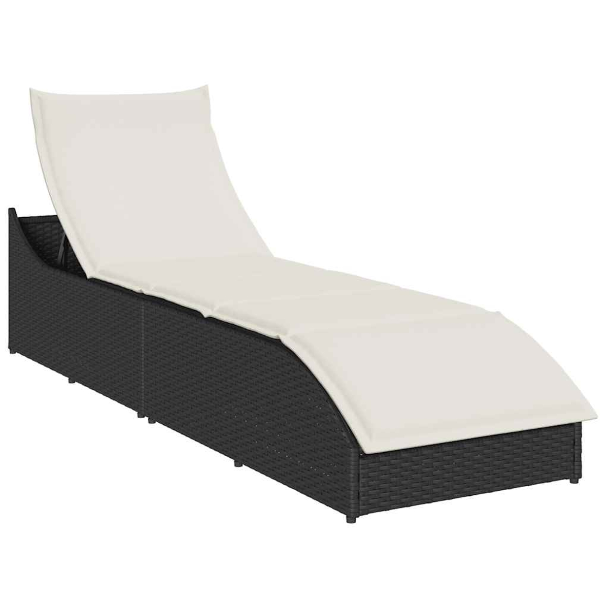 Chaise longue in rattan nero con cuscino color crema regolabile, isolata su sfondo bianco.