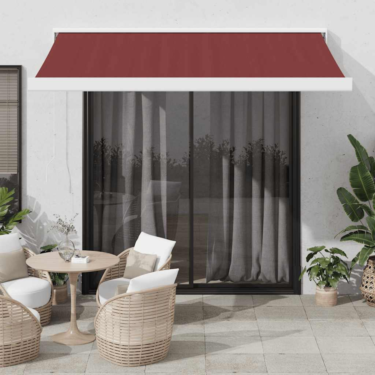 Tenda rossa sopra porta finestra, con sedie in vimini e tavolo accanto.
