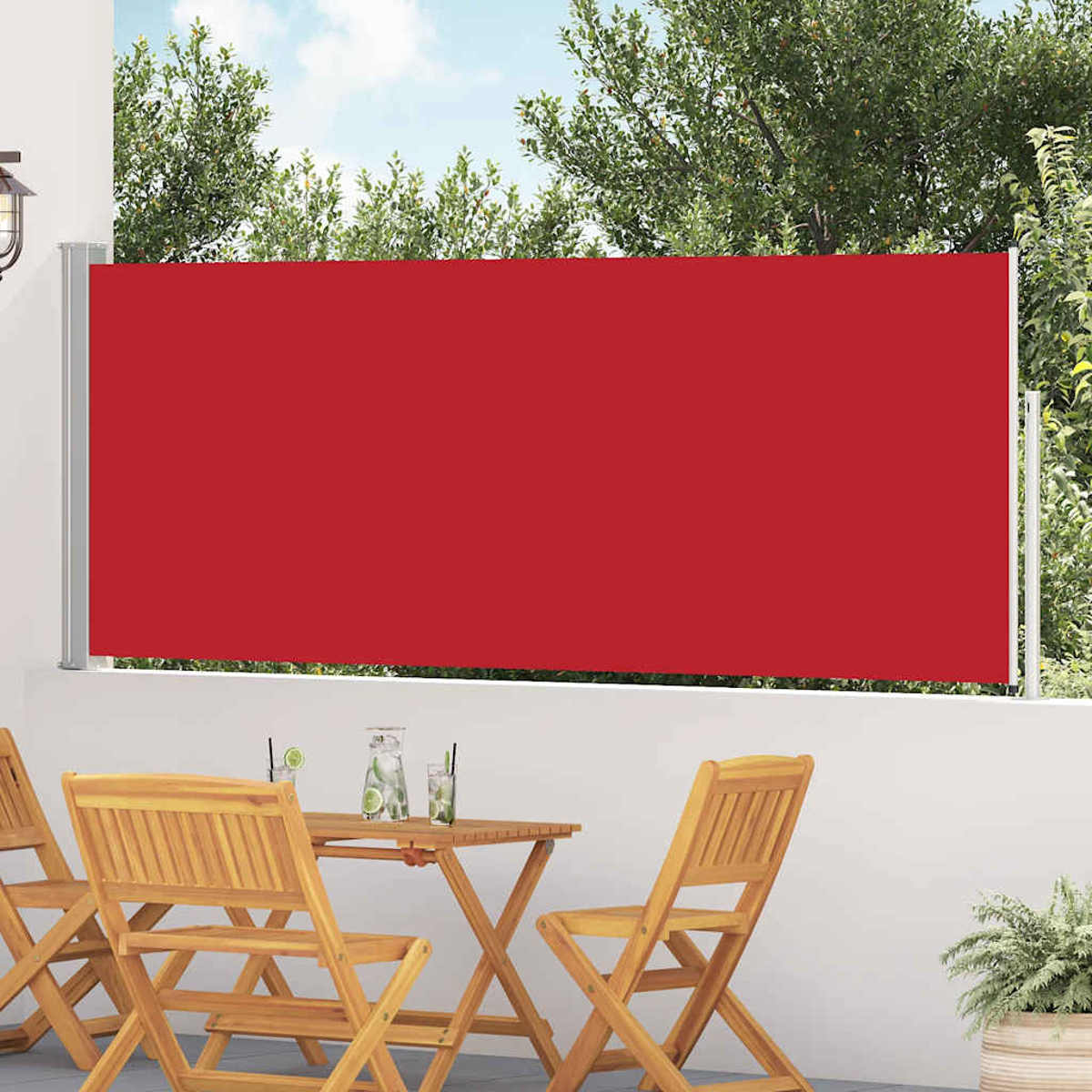 Una tenda da sole rossa sopra un tavolo e sedie di legno su un patio.