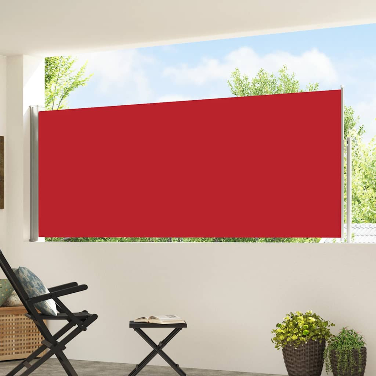 Tendalino rosso su un balcone con sedia e tavolino.