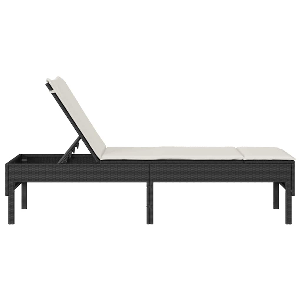 Eine schwarze Rattansessel mit beigem Kissen, auf weißem Grund liegend.