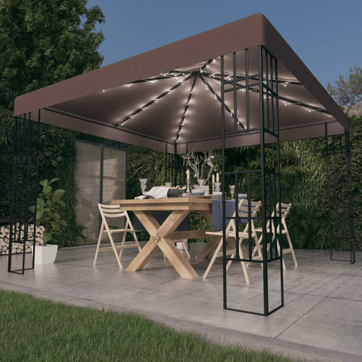 Una pergola con lucine sopra un tavolo di legno apparecchiato.