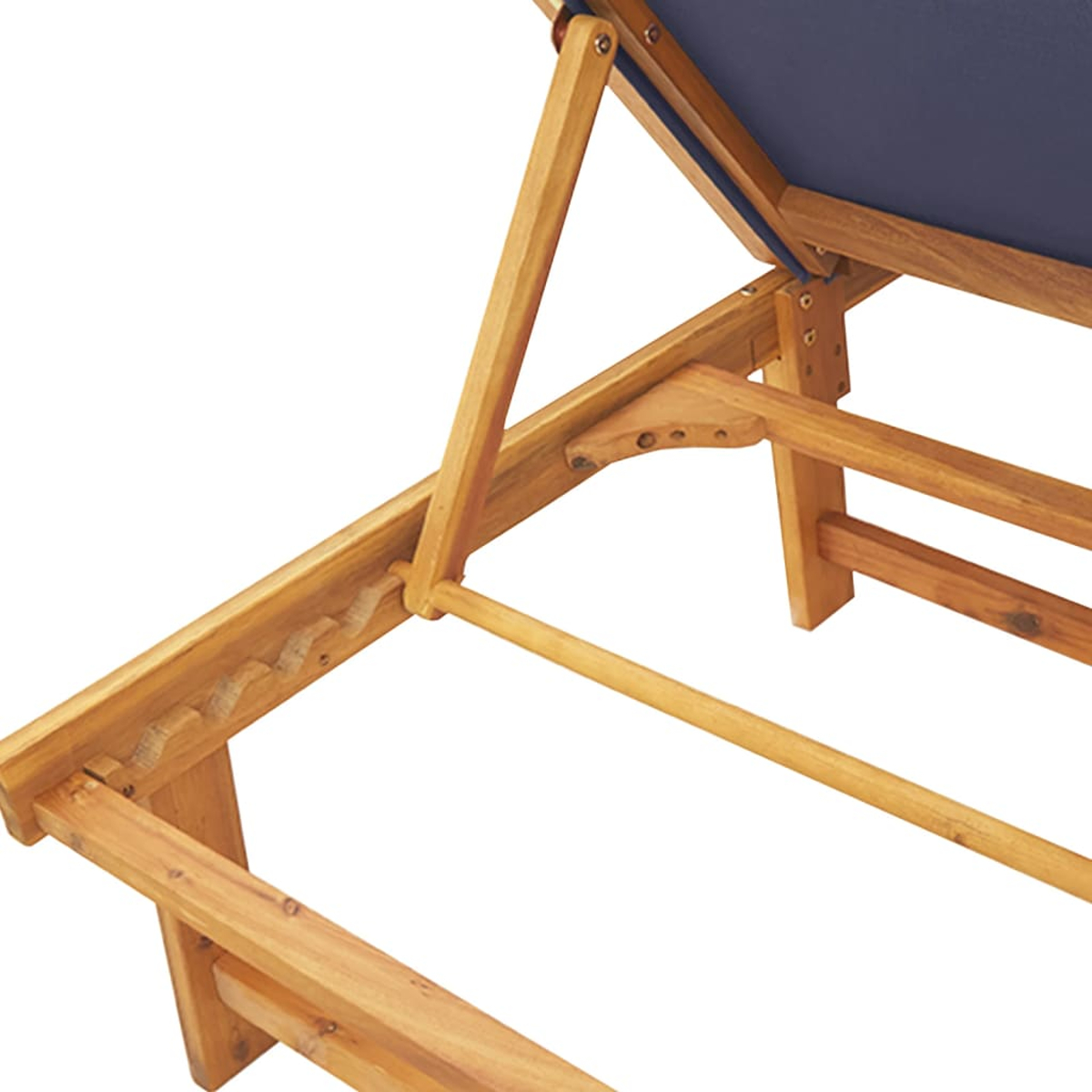 Telaio in legno di lettino prendisole con tessuto blu, vista dettagliata.