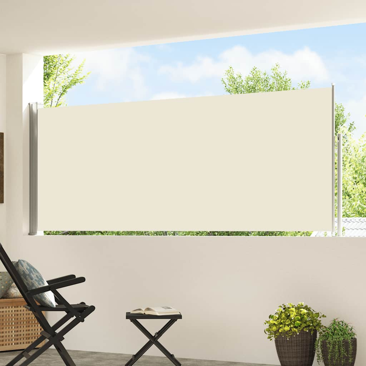 Una tenda da sole color crema si estende su un patio con sedie.