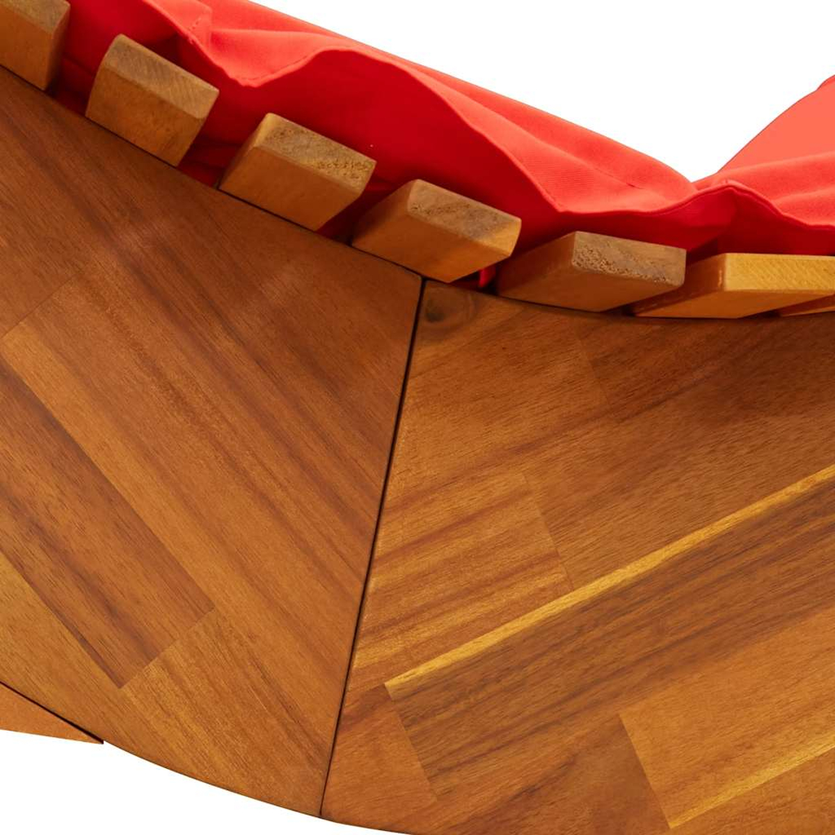 Holzstruktur mit rotem Stoffbezug und Holzstreben.