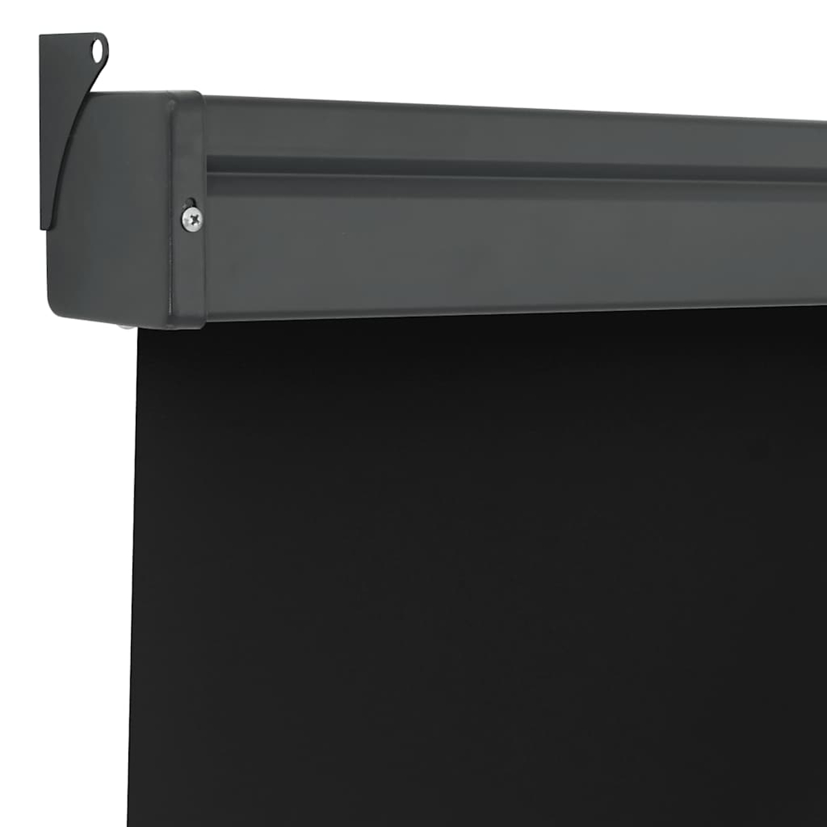 Alloggiamento tenda grigio con tessuto nero appeso.