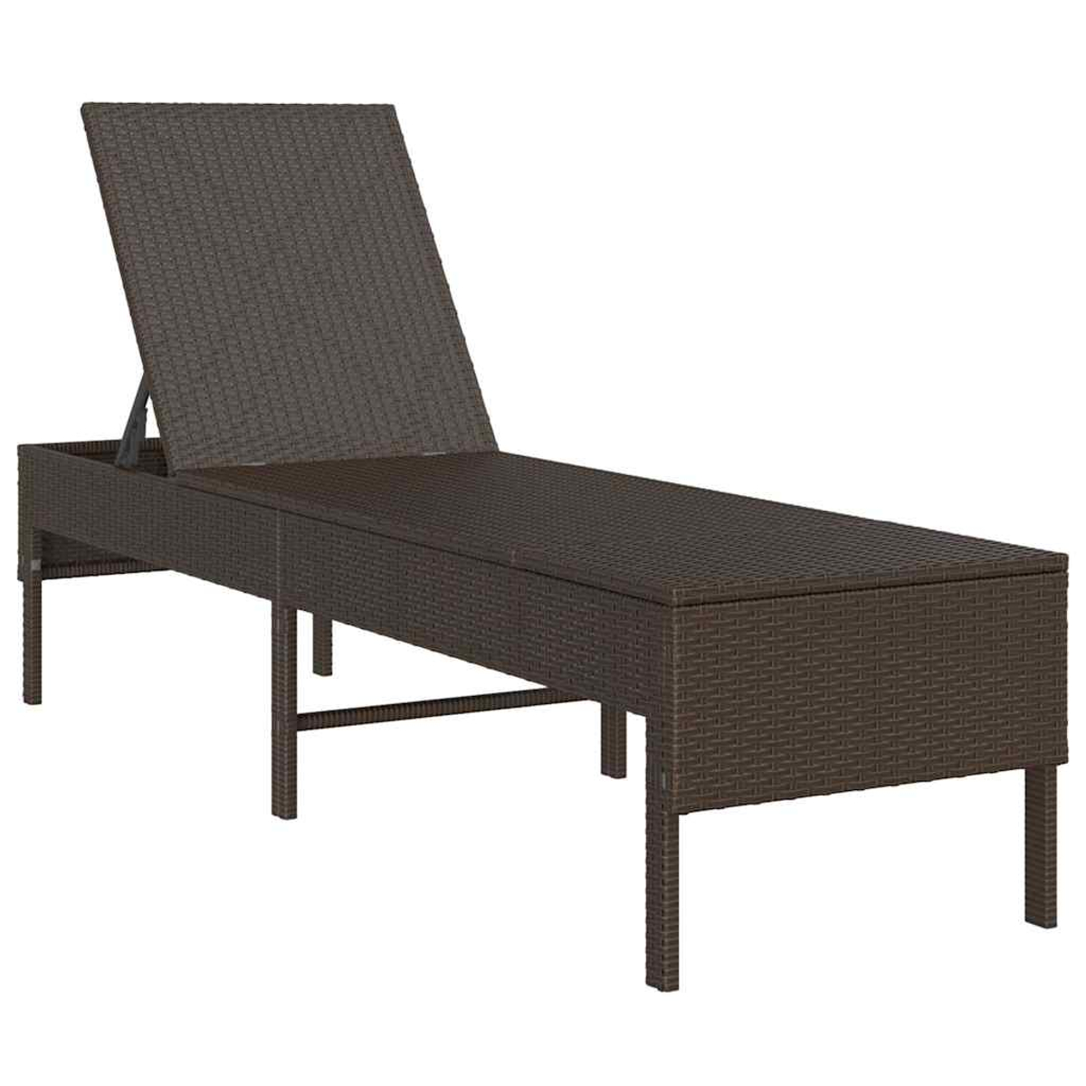 Braune Rattansessel mit verstellbarer Rückenlehne auf weißem Hintergrund.