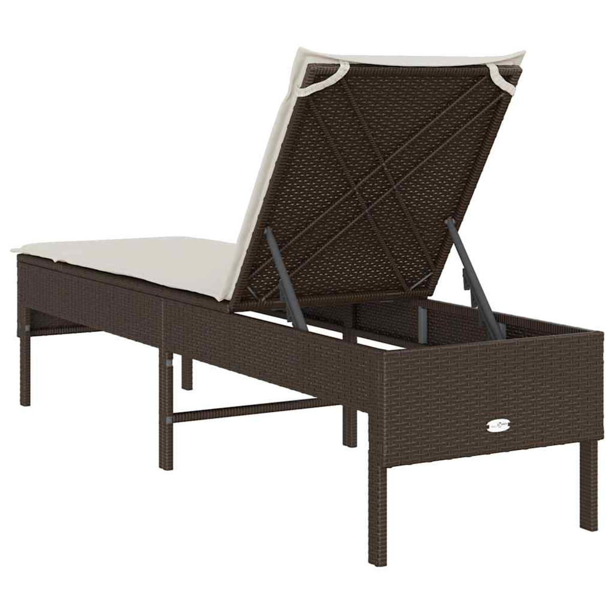 Brauner Rattan-Liegestuhl mit verstellbarem Rückenteil und cremefarbener Polsterung.