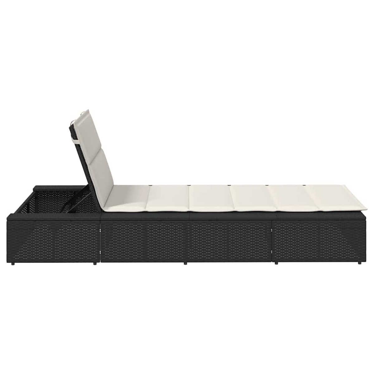 Un divano in rattan nero con cuscino beige, il poggiatesta è sollevato.