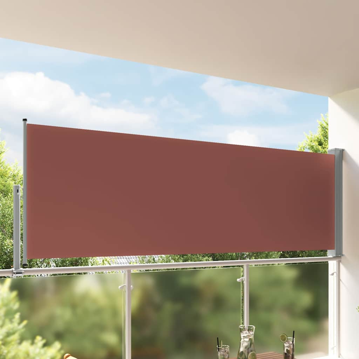 Telo frangivento marrone per balcone con alberi e cielo blu.