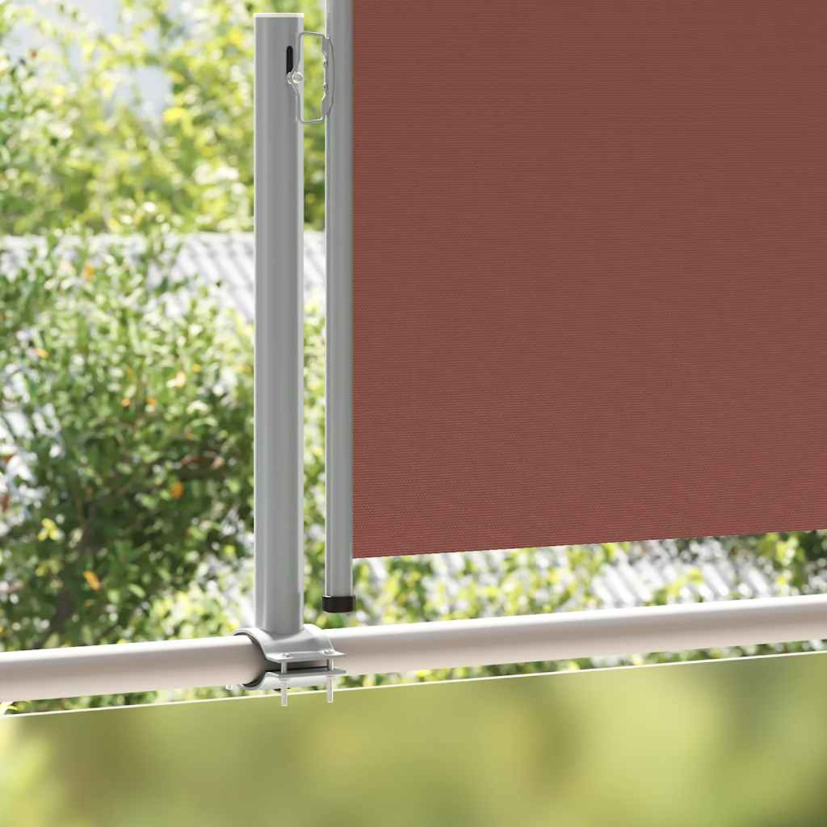 Tenda da sole in tessuto marrone con palo argentato su ringhiera balcone.