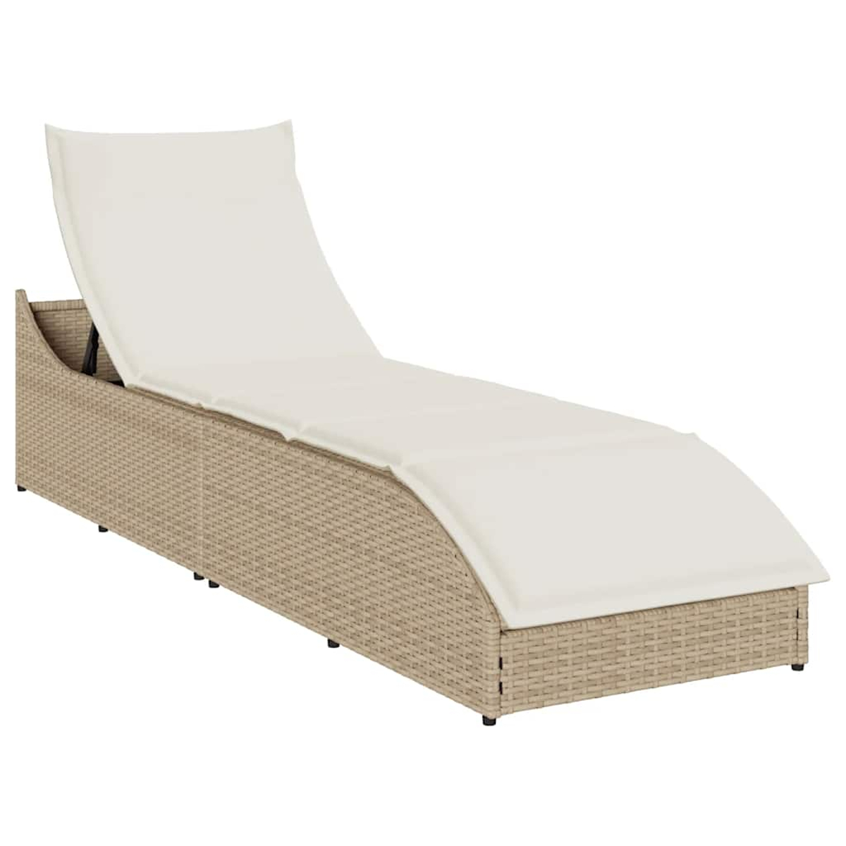 Ein heller Rattan-Liegestuhl mit verstellbarer Rückenlehne und einem cremefarbenen Kissen.