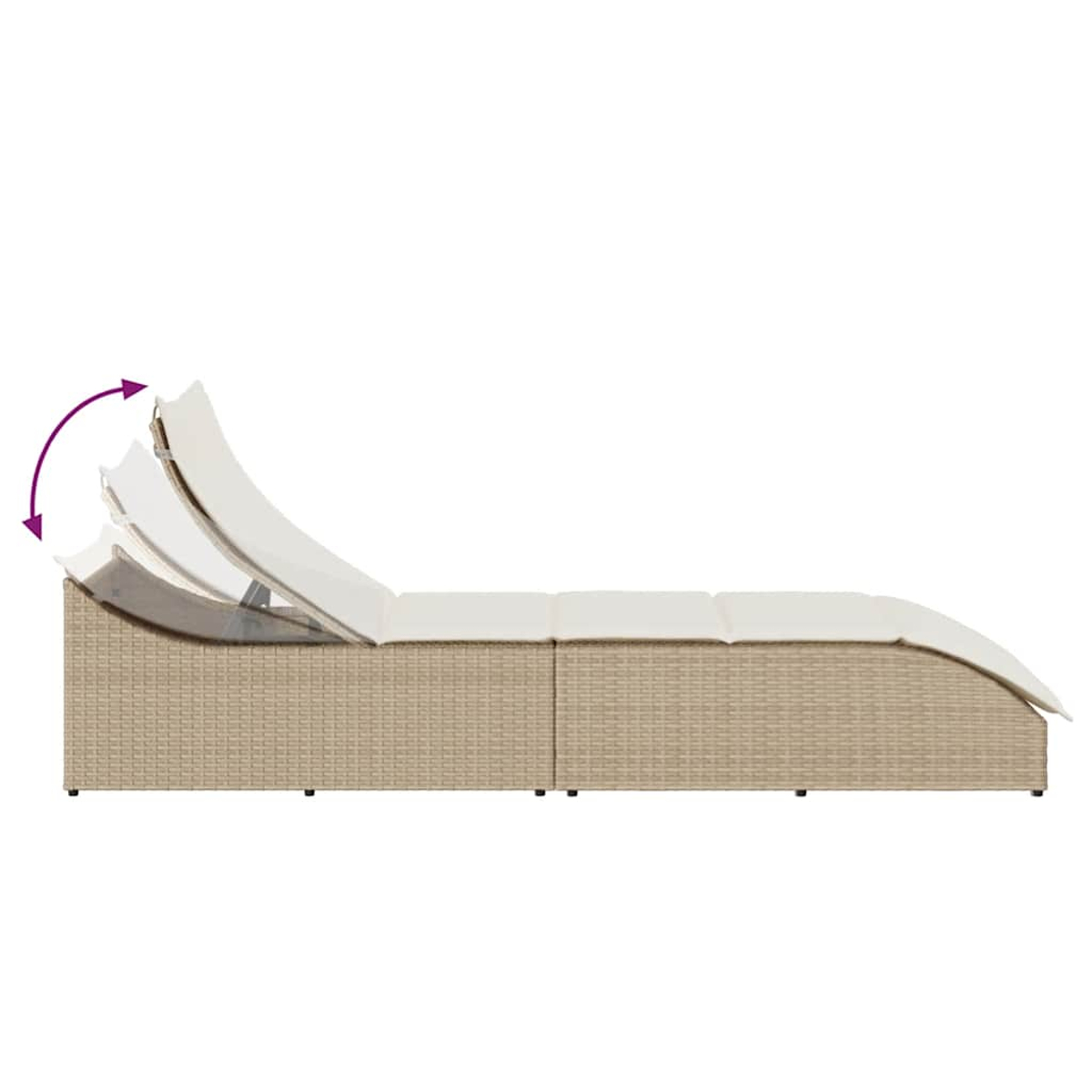 Beige Rattansofa mit verstellbarer Rückenlehne und weißen Kissen.