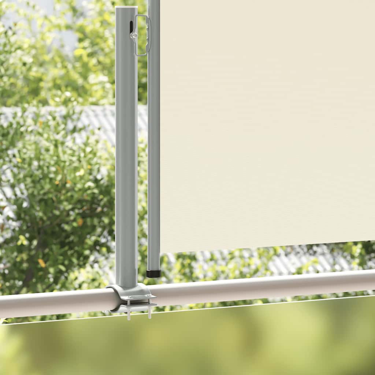 Una tenda da sole color crema è fissata a un palo di metallo grigio montato su una ringhiera.