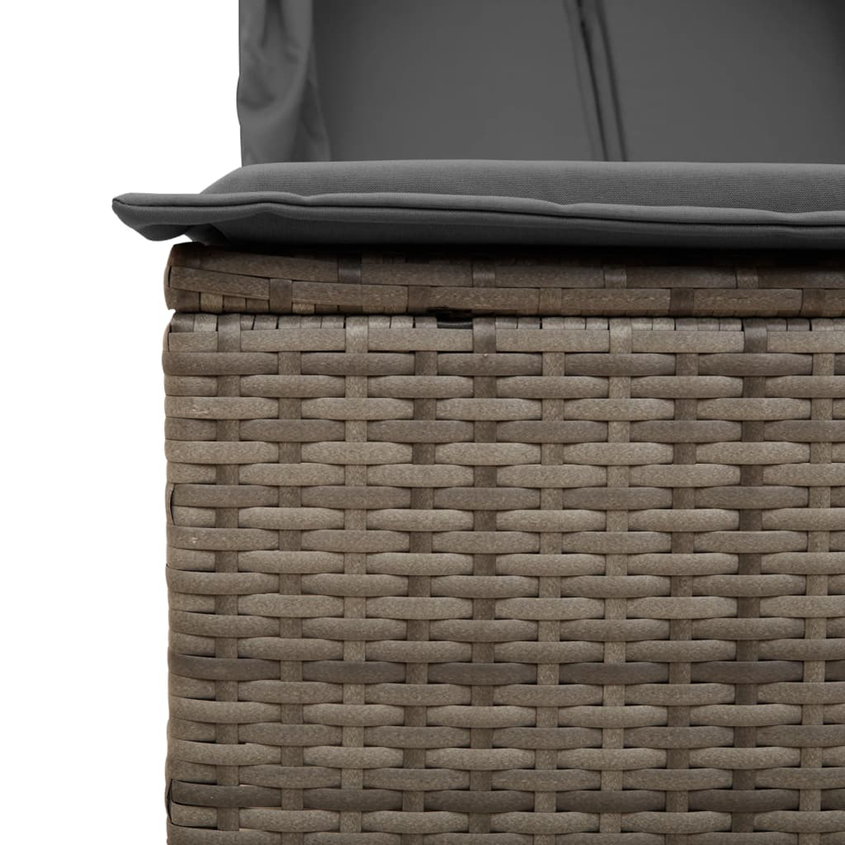 Primo piano di una scatola contenitore in rattan grigio con un cuscino grigio scuro sopra.