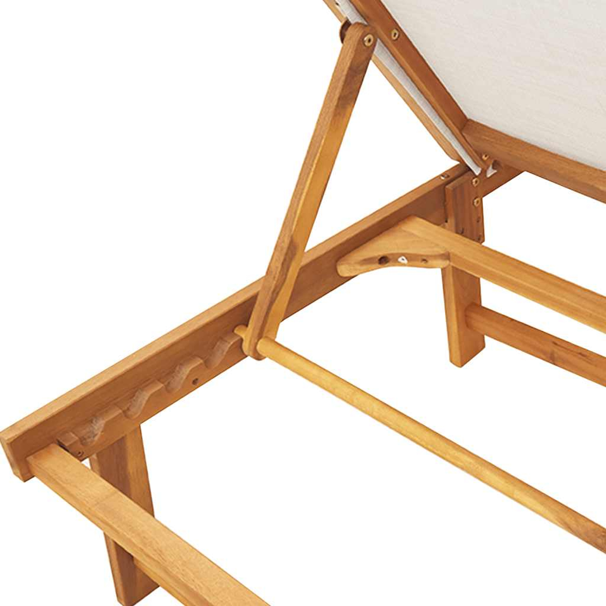 Nahaufnahme einer Holzliege mit verstellbarem Rückenteil und weißem Stoff.