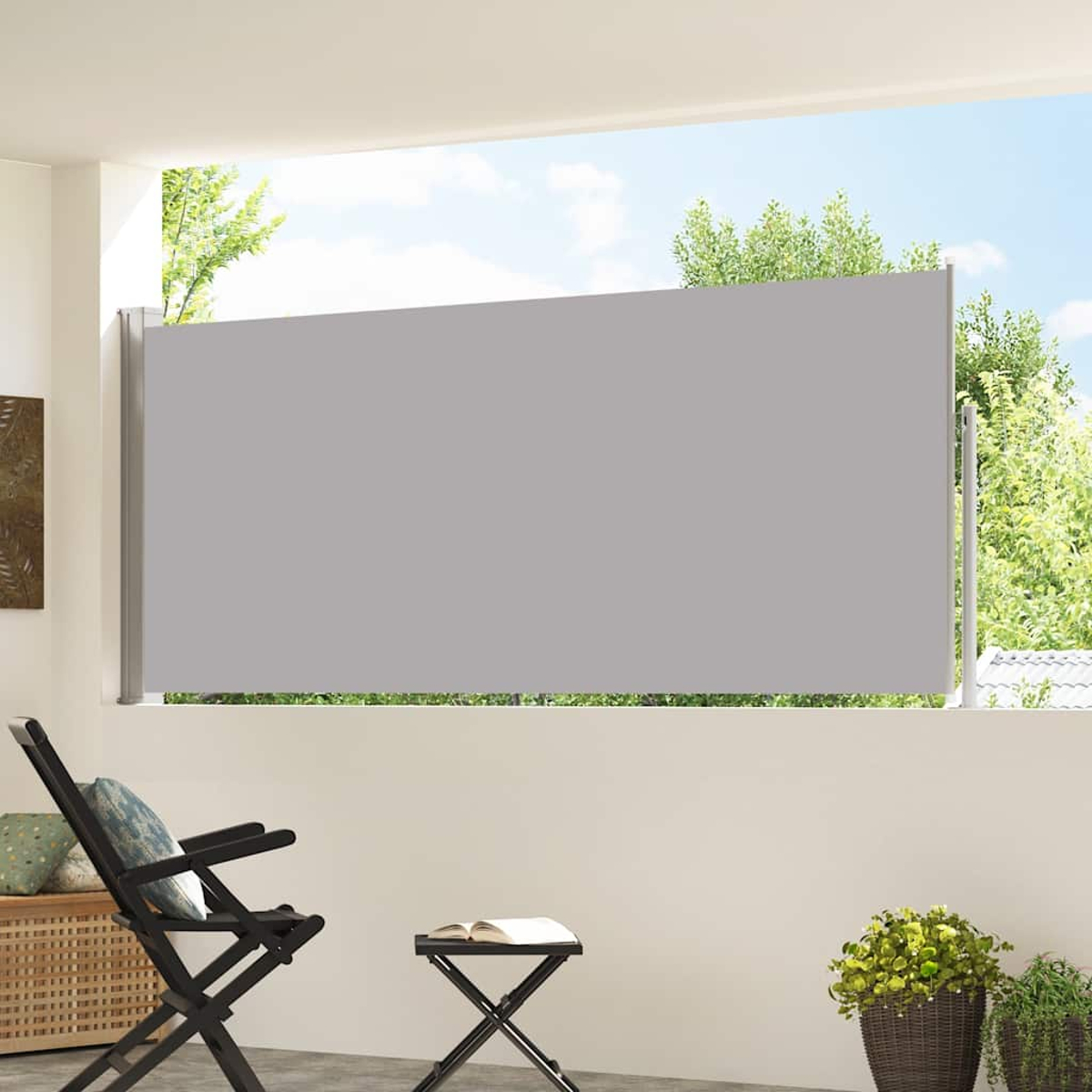 Tendalino grigio su un balcone con sedia, tavolo e piante.