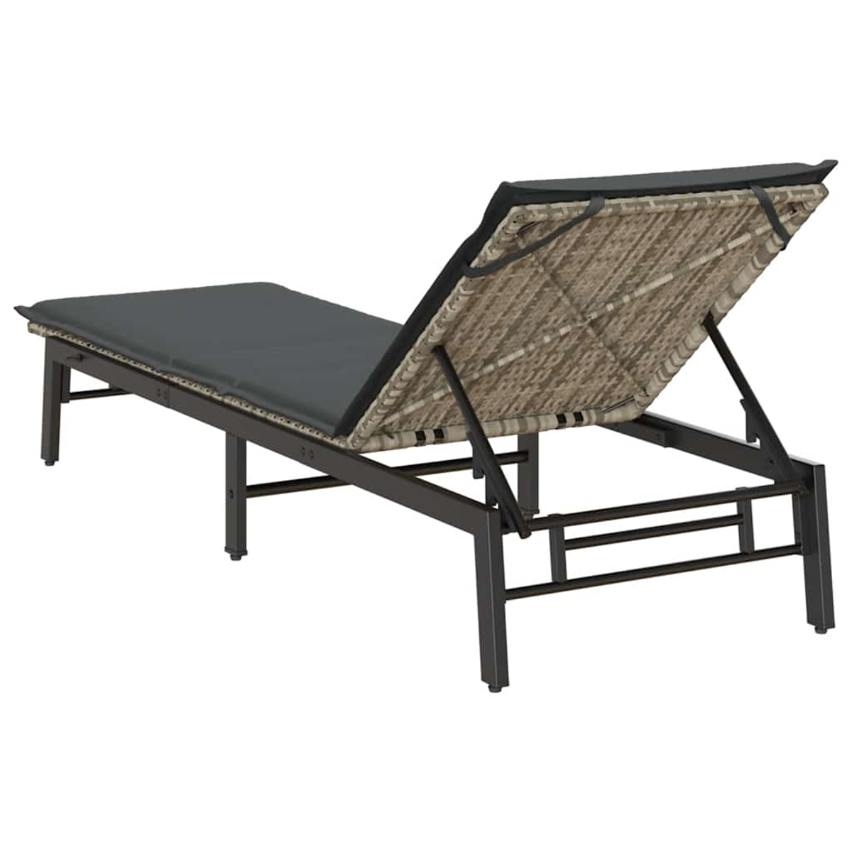 Una chaise longue regolabile scura con cuscino grigio e schienale intrecciato.