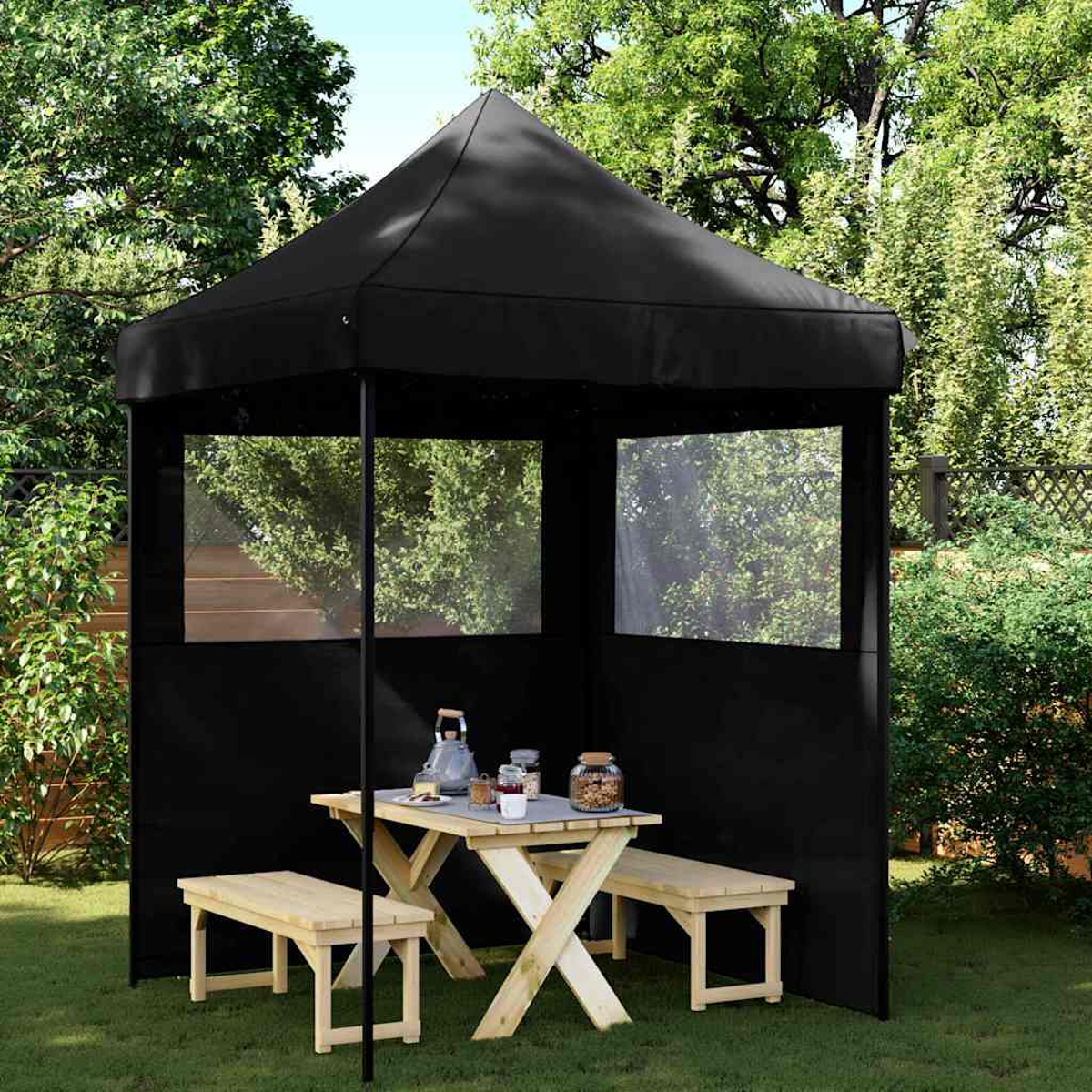 Un gazebo nero con tavolo e panche in legno, apparecchiato per un picnic.