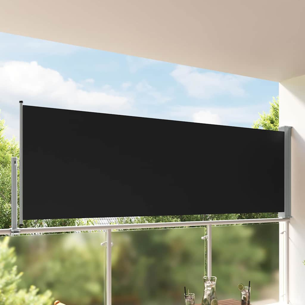 Una tenda da sole retrattile nera su un balcone con ringhiera in vetro e alberi dietro.