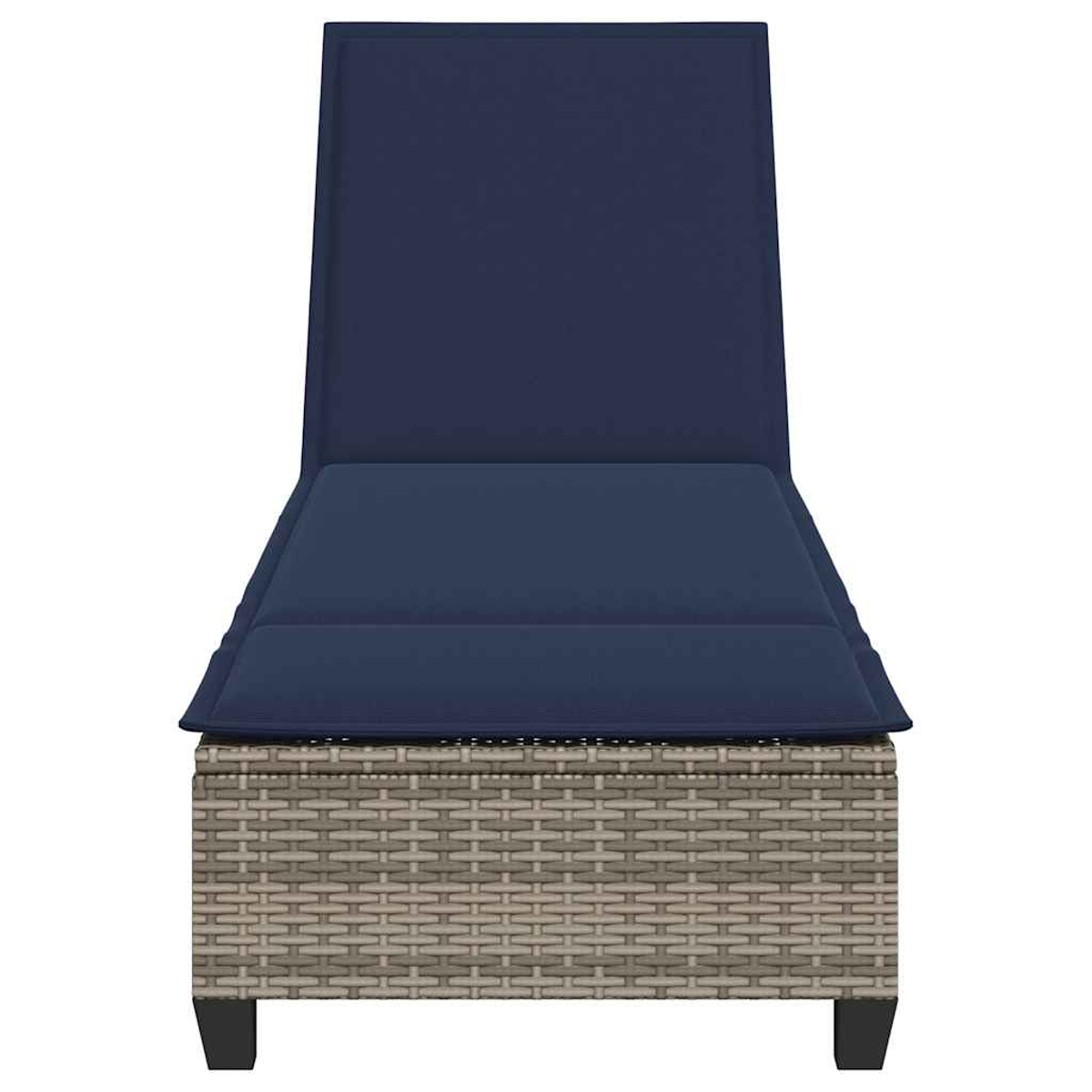Chaise longue in rattan grigio con cuscino e schienale blu scuro.