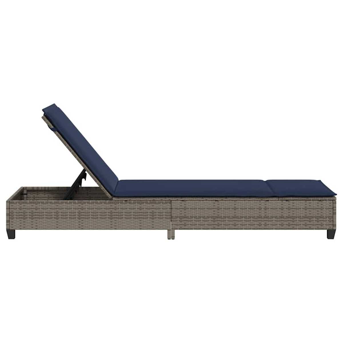 Lettino da esterno in rattan grigio con schienale regolabile e cuscino blu scuro.