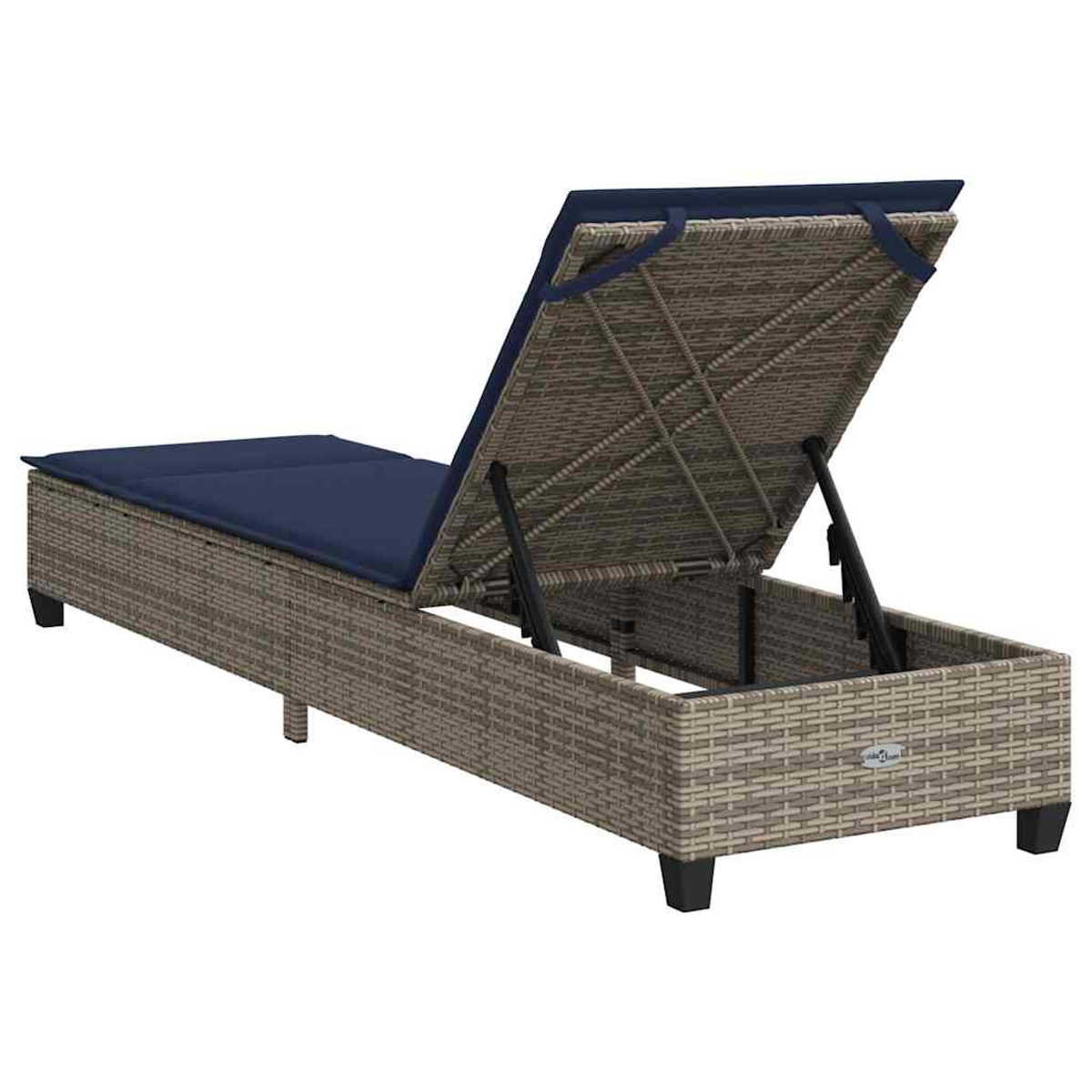 Lettino in rattan marrone con cuscino blu, schienale aperto.