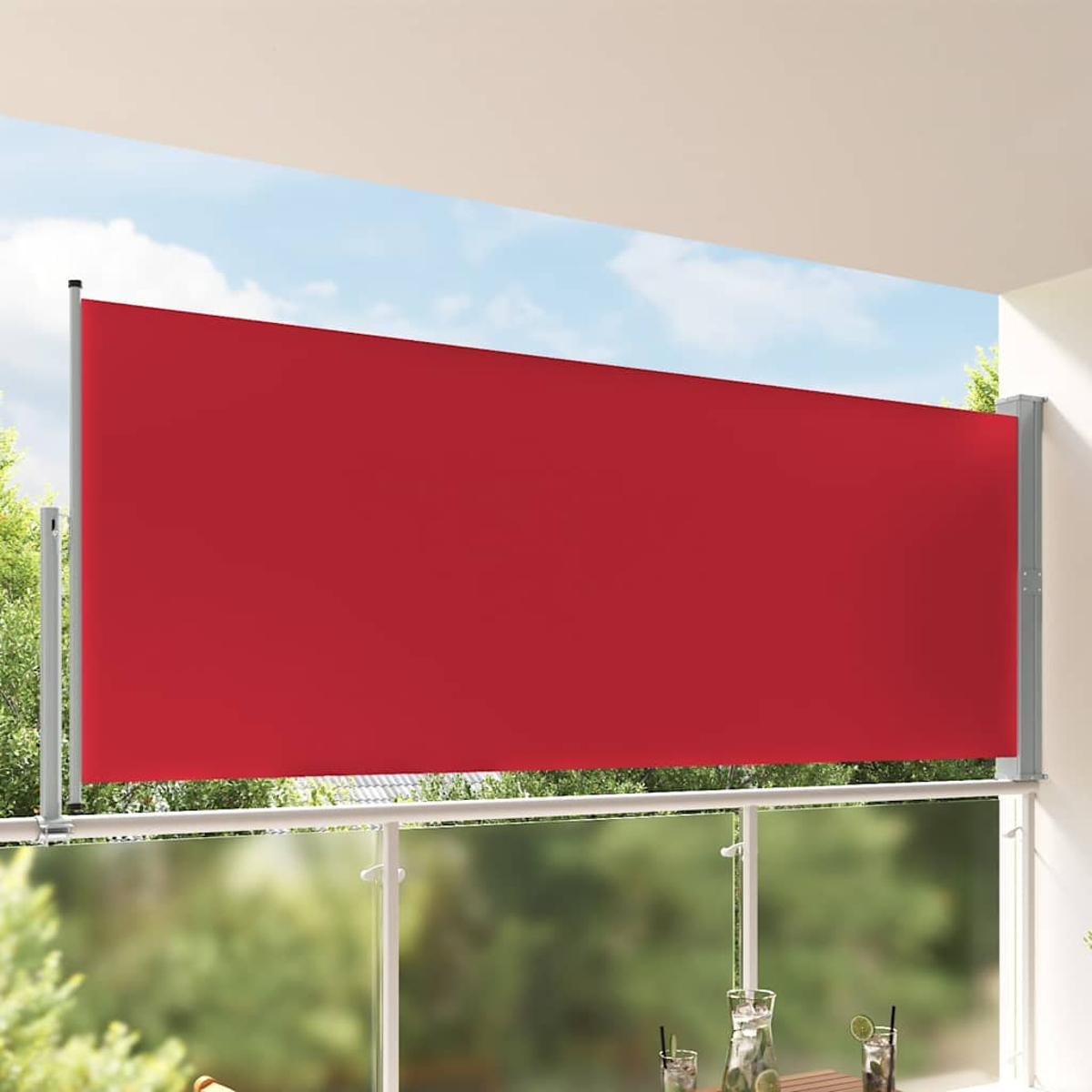 Una tenda da sole rossa su una ringhiera del balcone con alberi verdi sullo sfondo.