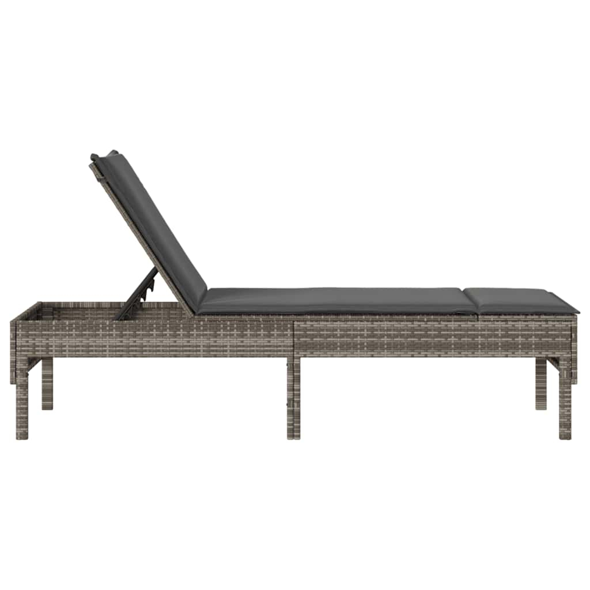 Lettino prendisole in rattan grigio con schienale regolabile.