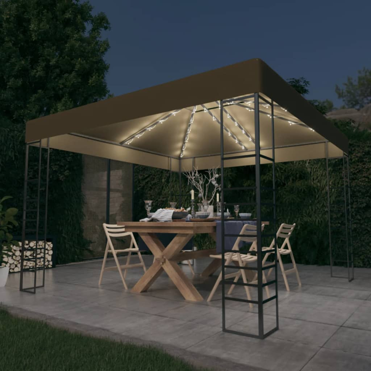 Una gazebo con lucine e tavolo da pranzo all'aperto di notte.
